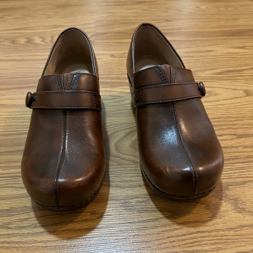 Dansko Solstice Brush Off Brown Clogs size 38 - 7.5/8 US